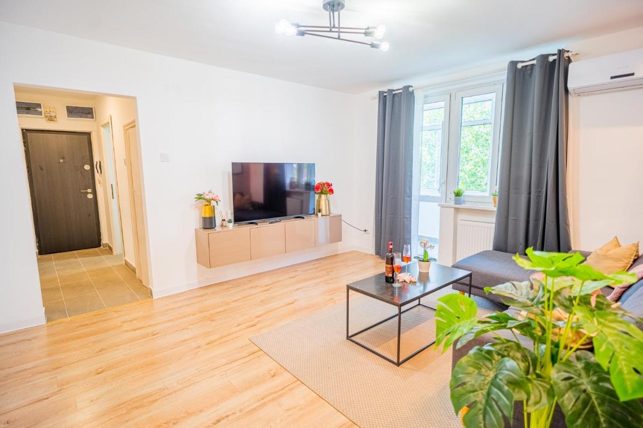 Spacious Newly Renovated 2Br Apartments With Balcony Bükreş Dış mekan fotoğraf